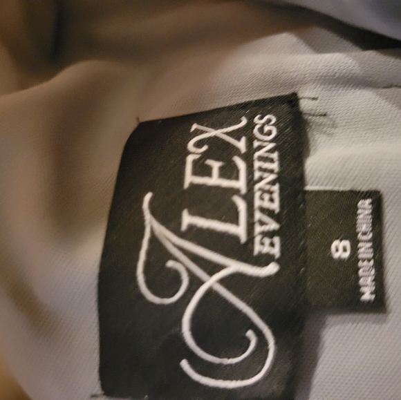 Beautiful sequin gown - Picture 3 of 4